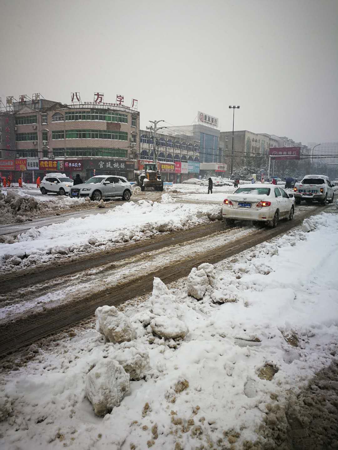 大雪中的英雄 --我局潁上項(xiàng)目指揮部幫助縣城人民清除積雪